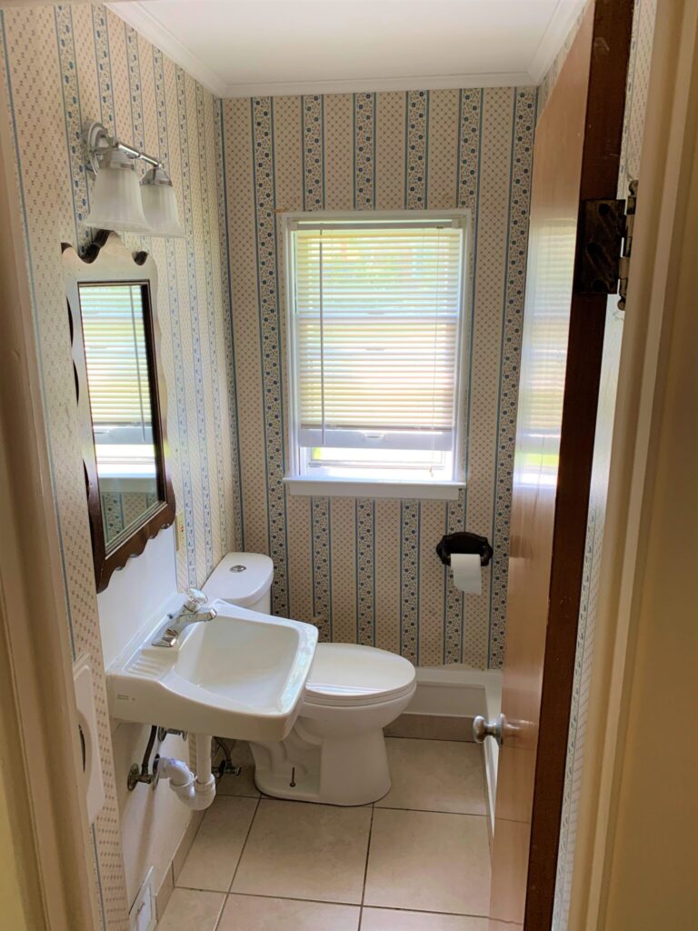 553 Gunson St bathroom