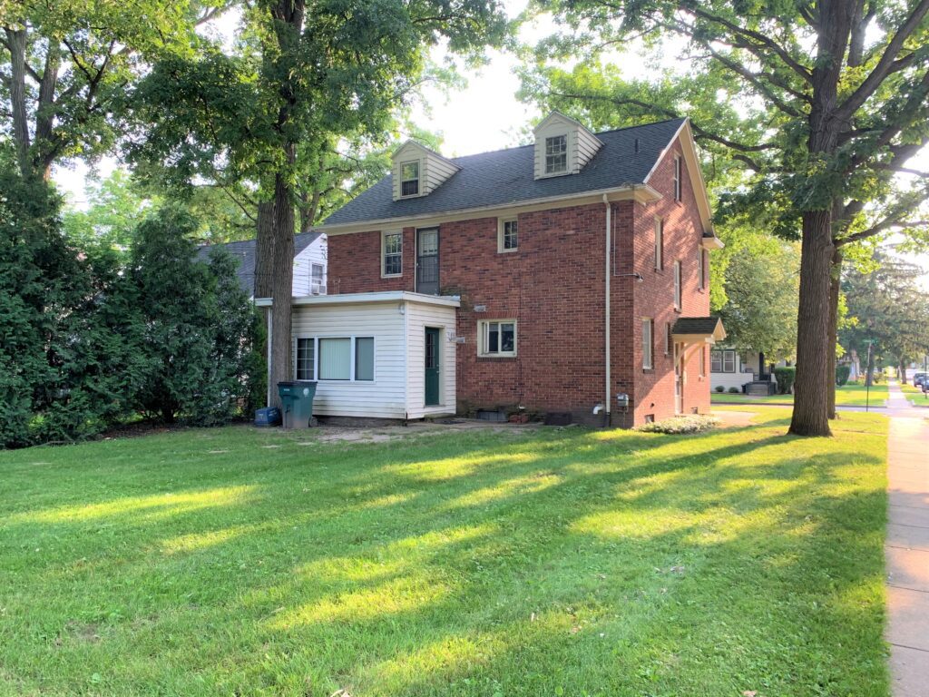 450 Charles St backyard