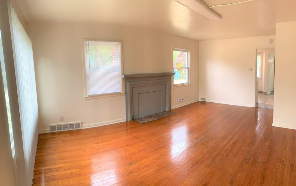 238 Durand St living room